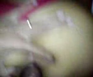 Enquanto o marido está fora, a mulher brinca com a rata da namorada. vídeos brasileiros pornôs