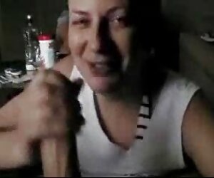 A mulher masturba vídeos pornôs nacionais - se para esguichar a Rata peluda, o homem leva-a para a câmara.