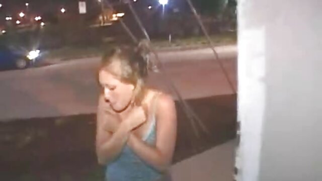 Uma jovem com o rabo enfiado no vídeos pornôs grátis brasileiros cu, masturba-se e acaba com um esguicho.