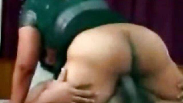 A mulher fode um atriz brasileira filme pornô homem estranho, o homem corno olha para ele.
