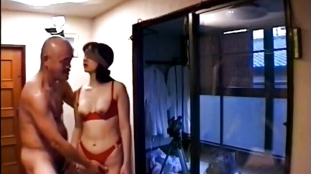 Enquanto a esposa está dormindo,o marido fode sua irmã na mesma filme pornô brasileiro com alexandre frota cama perto.