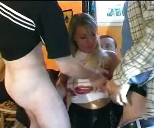 A vídeos pornôs brasileiros caseiros rapariga da Webcam no café ilumina o rabo com o rabo no ânus no café