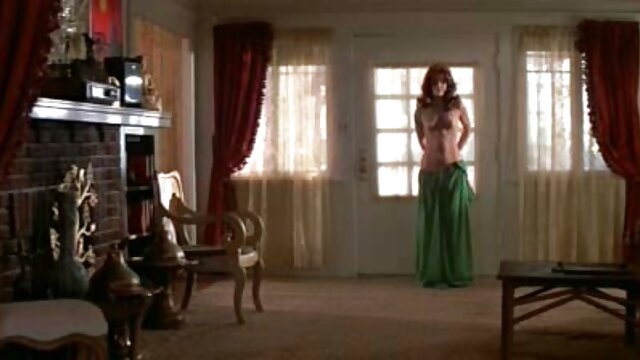 A mulher seduz o filme pornô brasileiro atual amigo do marido na cozinha.