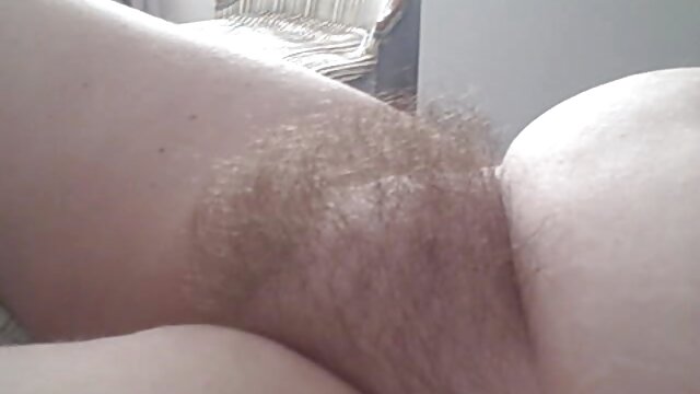 A filme pornô com as brasileiras jovem mulher de cabelo castanho gosta de uma pila pequena de amante da barriga da panela.