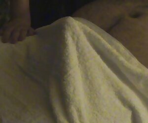 A jovem mulher geme e geme durante atriz brasileira fazendo filme pornô o orgasmo