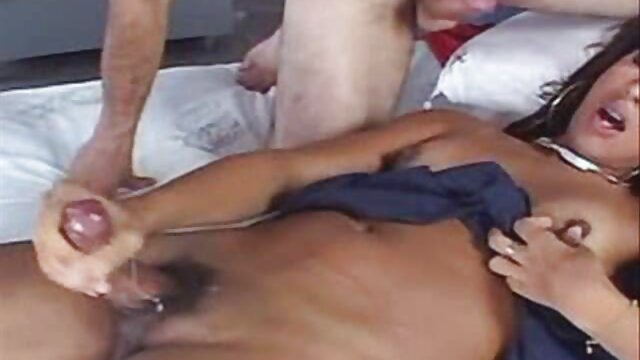 Uma jovem de cabelo castanho chupa a pila do vídeo pornô atriz brasileira homem à frente da Câmara.